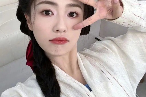 1天曝3大瓜！顶流女星签协议、约会激吻、知三当三各个炸裂
